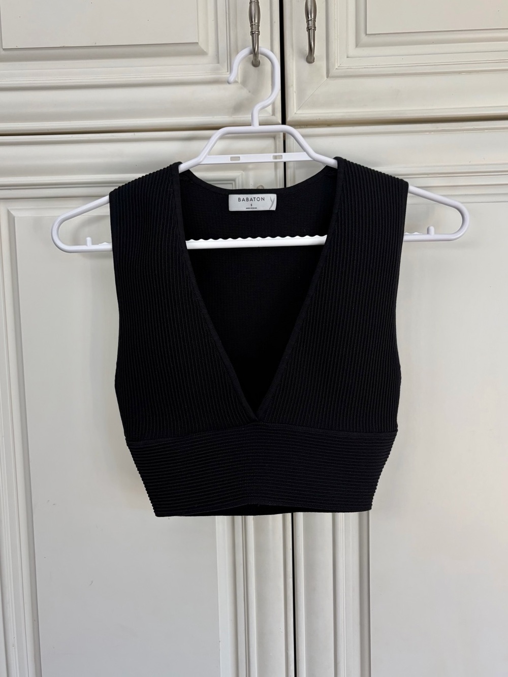 Aritzia Babaton women’s v-neck cropped ribbed tank